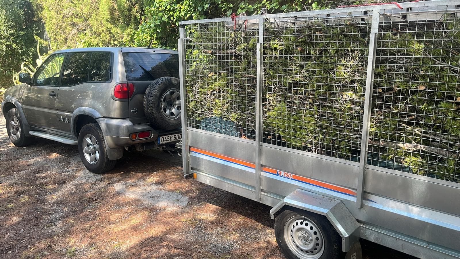 Transport de restes de desbrossament per un camí forestal