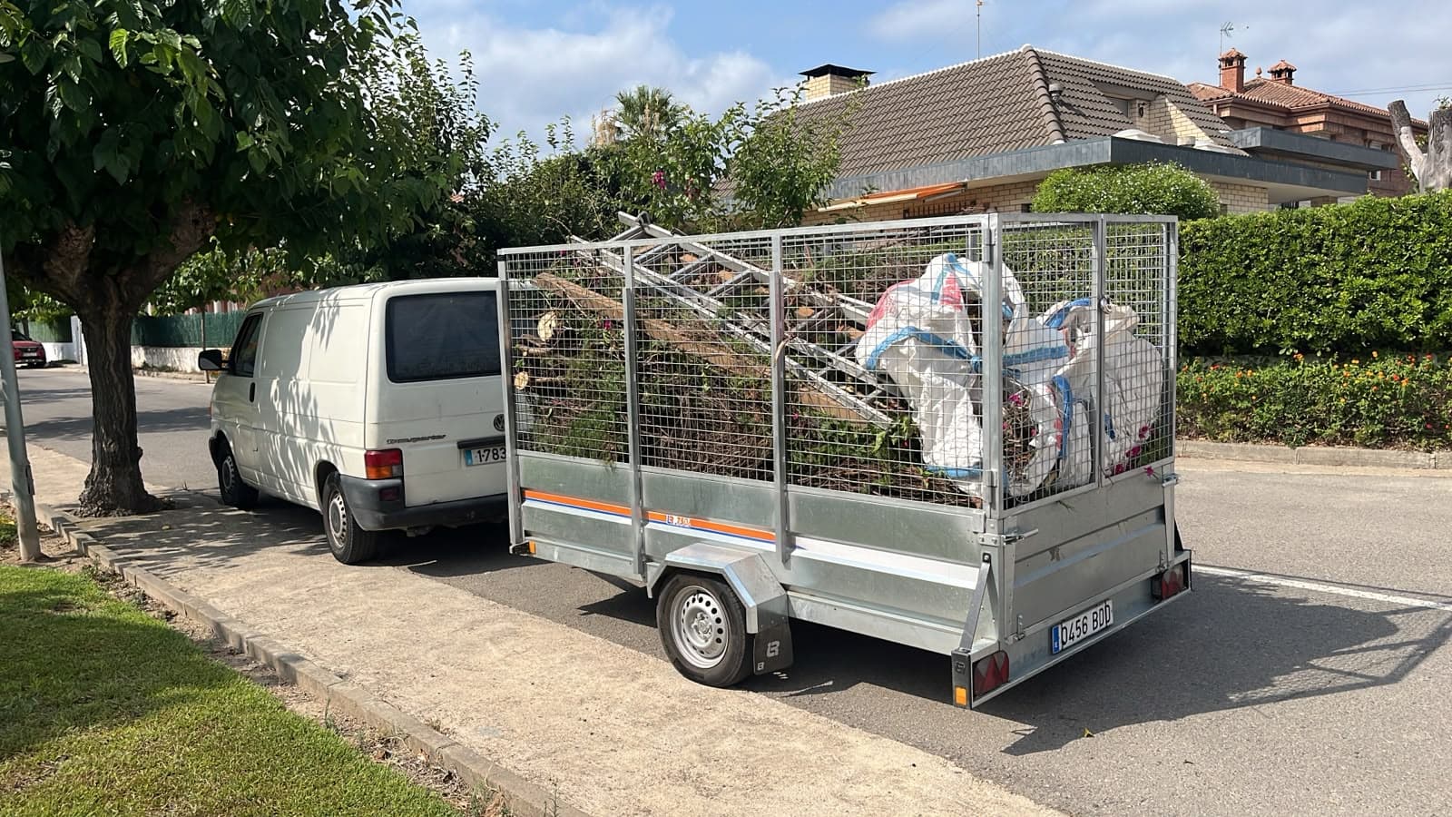 Remolc carregat amb restes de poda per al seu transport